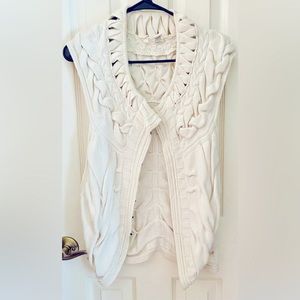 Sweater vest with closures